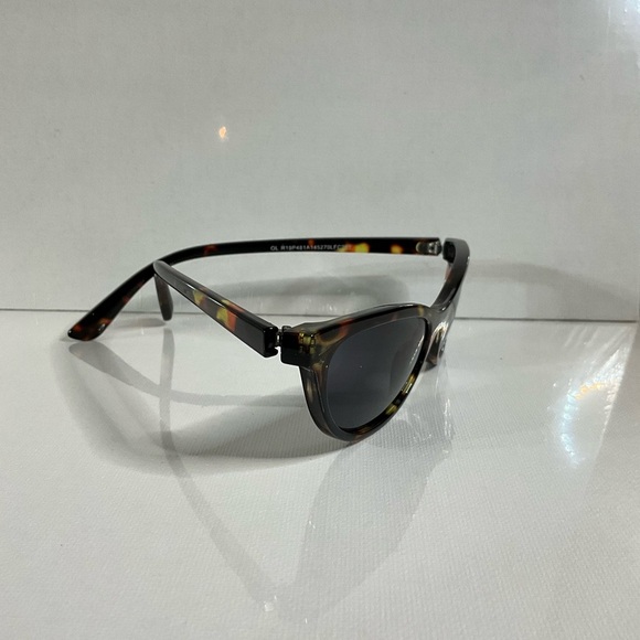 Elegant Tortoise Shell Sunglasses - Picture 2 of 4